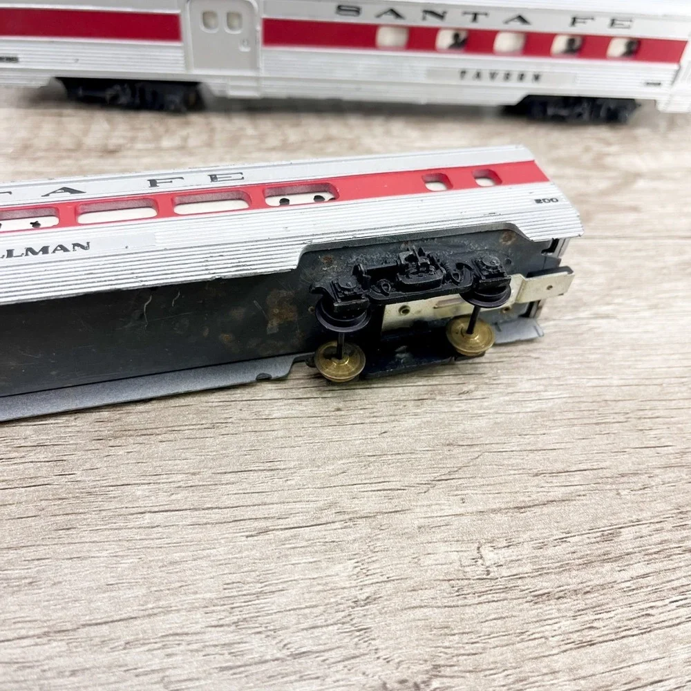 Pair of Tyco HO Gauge Santa Fe Red Stripe Passenger Cars Tavern & Pullman‎